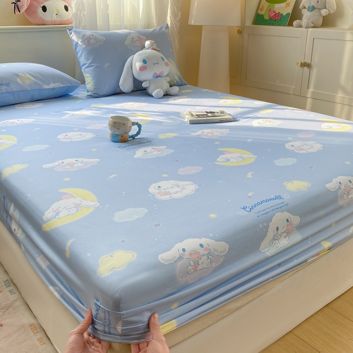 91家纺网 家纺一手货源 找家纺 博雅 2026新款三丽鸥全棉小版印花床笠 晚安玉桂狗