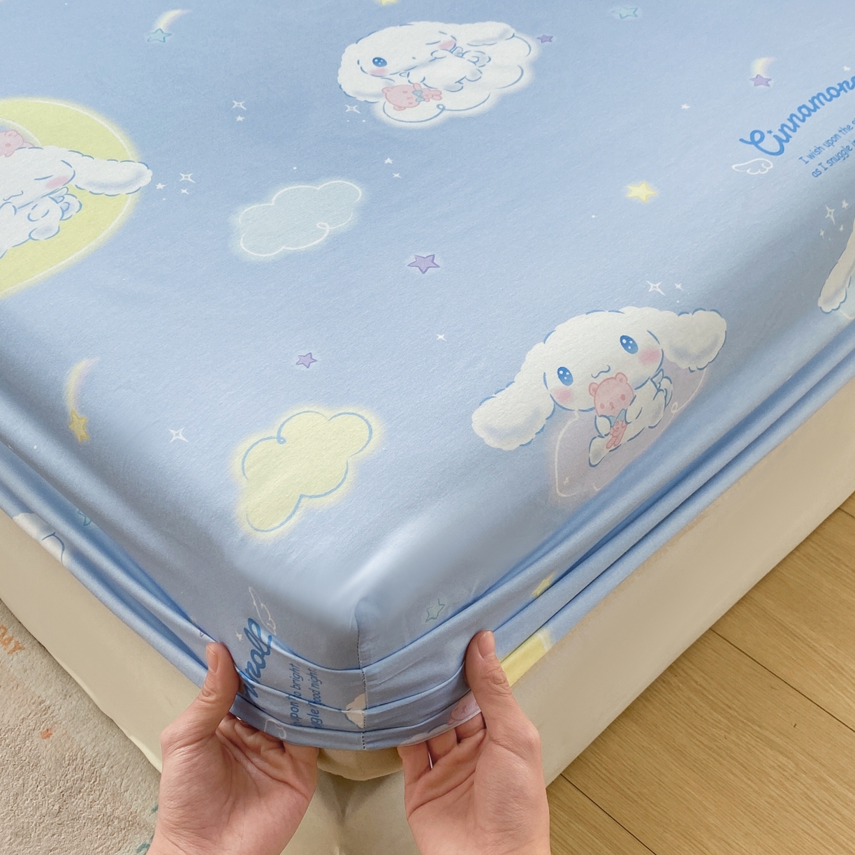 91家纺网 家纺一手货源 找家纺 博雅 2026新款三丽鸥全棉小版印花床笠 晚安玉桂狗