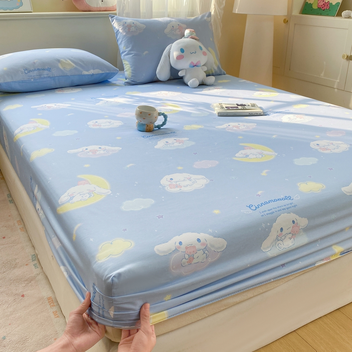 91家纺网 家纺一手货源 找家纺 博雅 2026新款三丽鸥全棉小版印花床笠 晚安玉桂狗