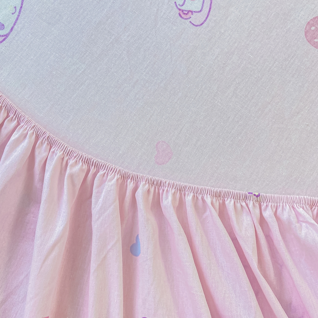 91家纺网 家纺一手货源 找家纺 博雅 2026新款三丽鸥全棉小版印花床笠 下午茶美乐蒂