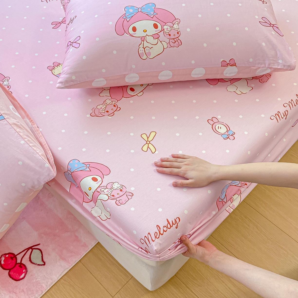 91家纺网 家纺一手货源 找家纺 博雅 2026新款三丽鸥全棉小版印花床笠 小兔美乐蒂