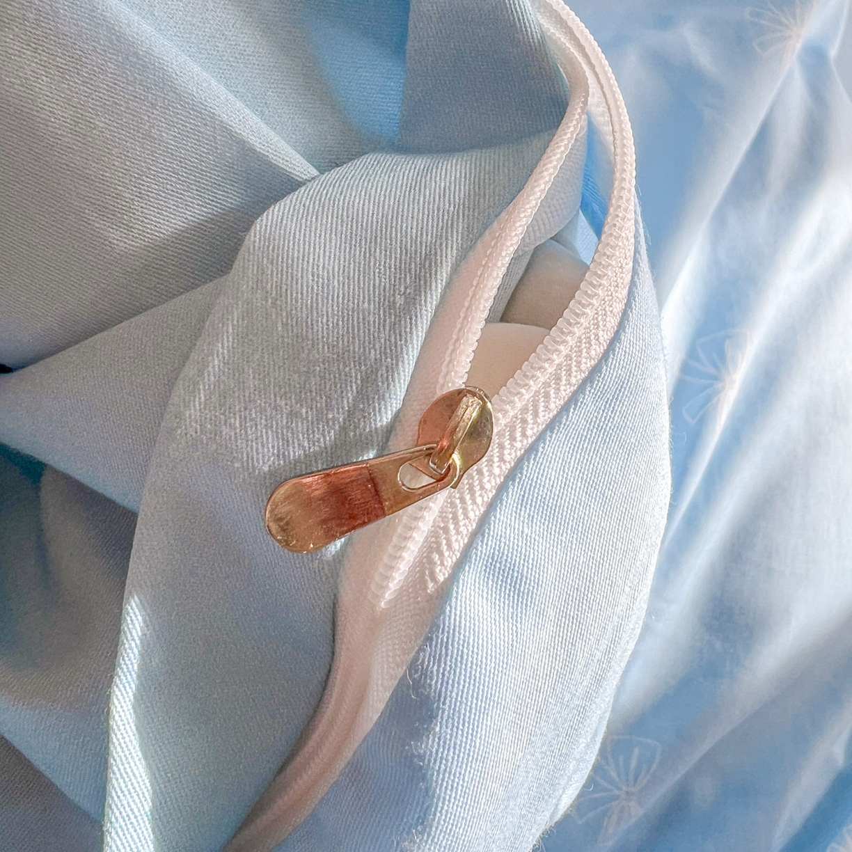 91家纺网 家纺一手货源 找家纺 浩诚 2026新款专版三丽鸥hellokitty库洛米正版授权大版全棉纯棉四件套 旋转玉桂狗