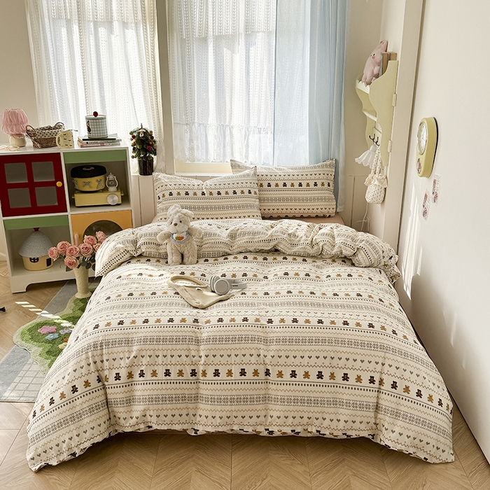 91家纺网 家纺一手货源 找家纺 爱思佳 2026新款全棉纯棉双层纱基款系列四件套 费尔岛小熊