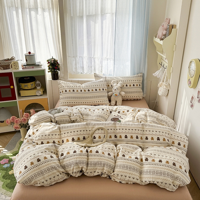 91家纺网 家纺一手货源 找家纺 爱思佳 2026新款全棉纯棉双层纱基款系列四件套 费尔岛小熊