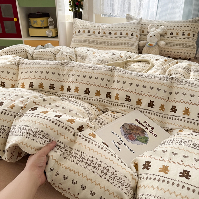 91家纺网 家纺一手货源 找家纺 爱思佳 2026新款全棉纯棉双层纱基款系列四件套 费尔岛小熊