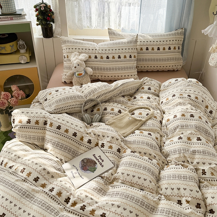 91家纺网 家纺一手货源 找家纺 爱思佳 2026新款全棉纯棉双层纱基款系列四件套 费尔岛小熊