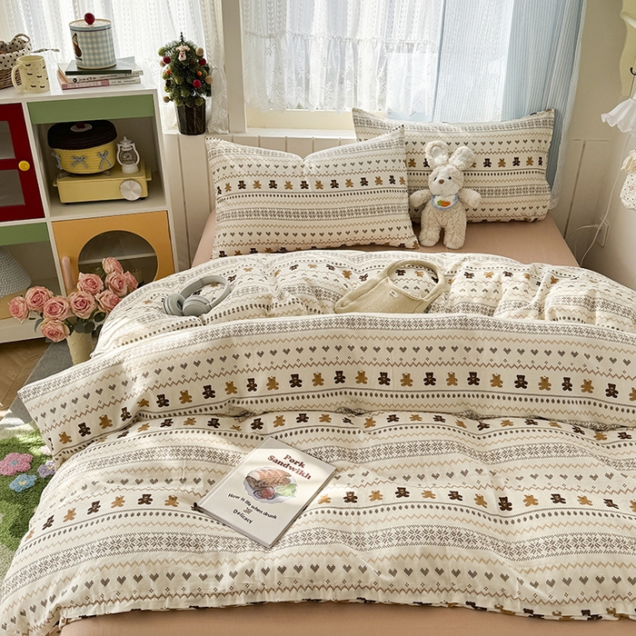 91家纺网 家纺一手货源 找家纺 爱思佳 2026新款全棉纯棉双层纱基款系列四件套 费尔岛小熊