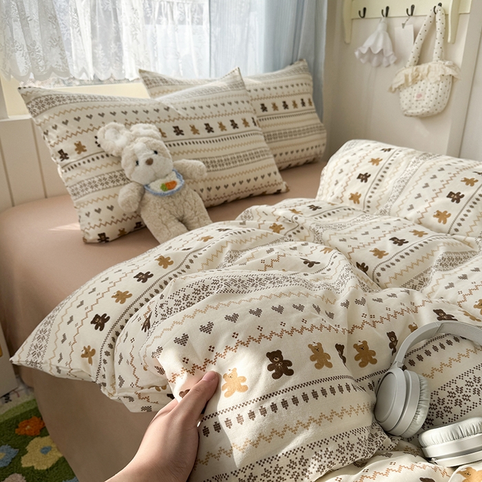 91家纺网 家纺一手货源 找家纺 爱思佳 2026新款全棉纯棉双层纱基款系列四件套 费尔岛小熊