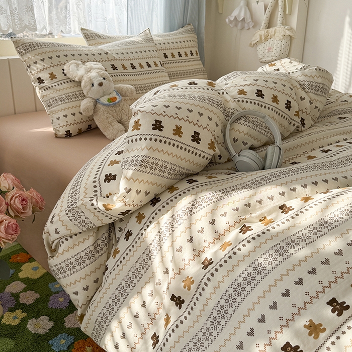 91家纺网 家纺一手货源 找家纺 爱思佳 2026新款全棉纯棉双层纱基款系列四件套 费尔岛小熊