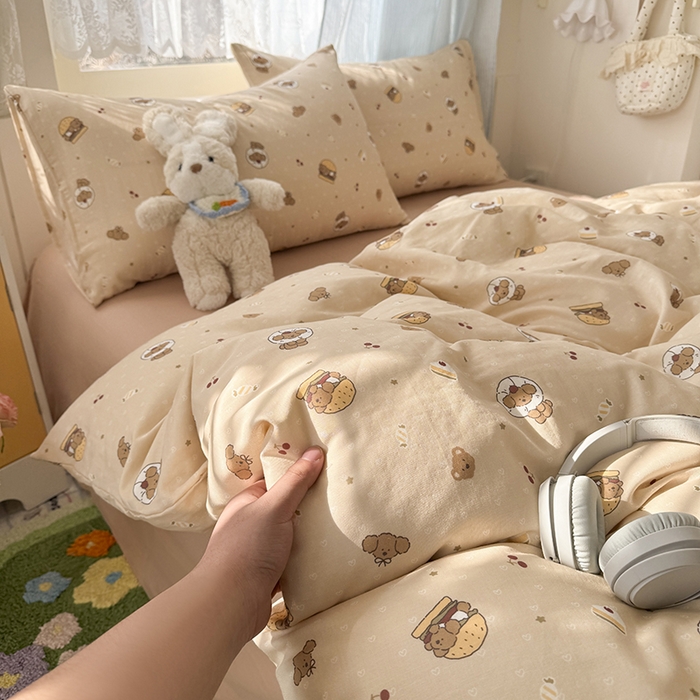 91家纺网 家纺一手货源 找家纺 爱思佳 2026新款全棉纯棉双层纱基款系列四件套 汉堡熊