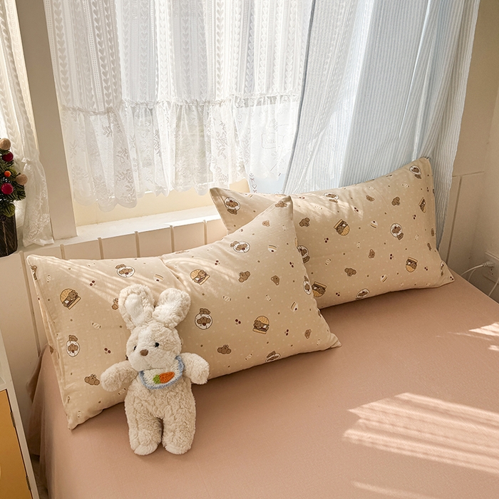 91家纺网 家纺一手货源 找家纺 爱思佳 2026新款全棉纯棉双层纱基款系列四件套 汉堡熊