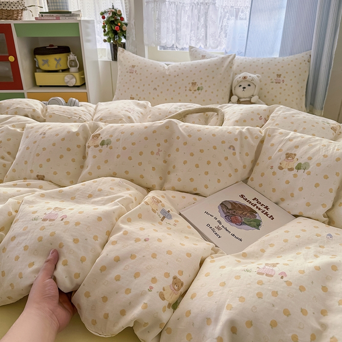 91家纺网 家纺一手货源 找家纺 爱思佳 2026新款全棉纯棉双层纱基款系列四件套 莓果熊