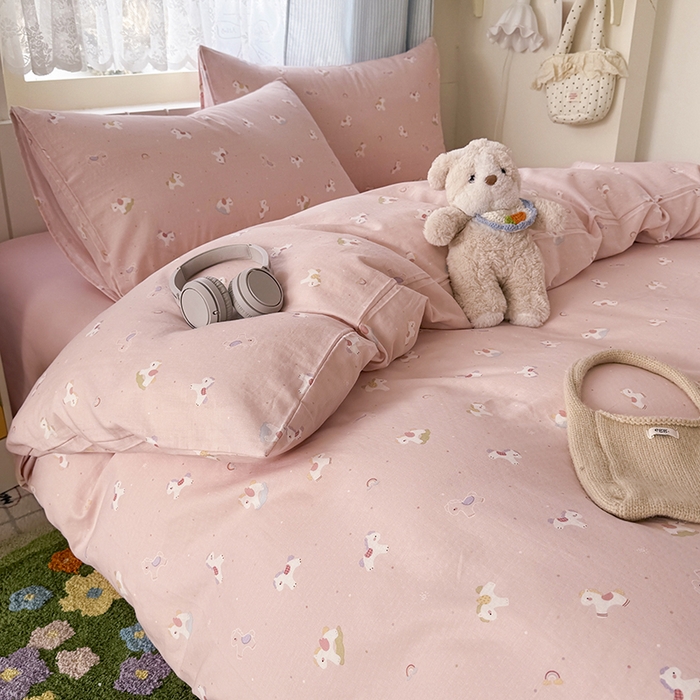 91家纺网 家纺一手货源 找家纺 爱思佳 2026新款全棉纯棉双层纱基款系列四件套 小白马