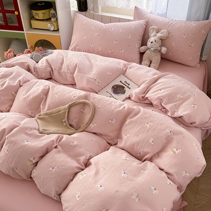 91家纺网 家纺一手货源 找家纺 爱思佳 2026新款全棉纯棉双层纱基款系列四件套 小白马