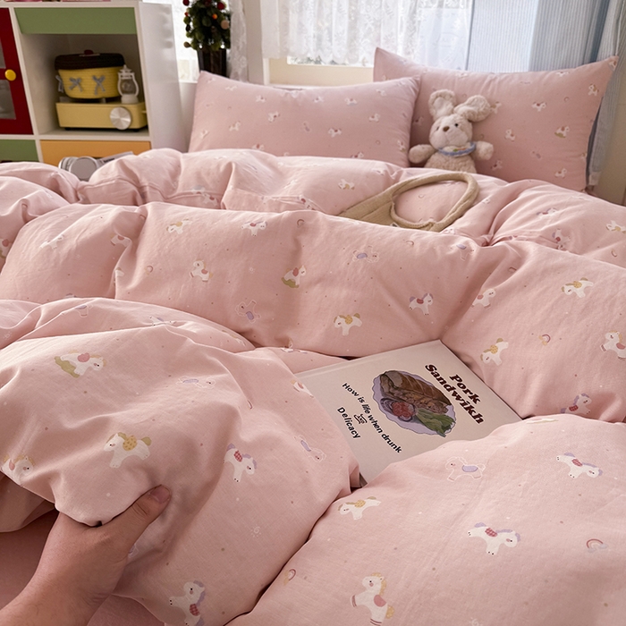 91家纺网 家纺一手货源 找家纺 爱思佳 2026新款全棉纯棉双层纱基款系列四件套 小白马