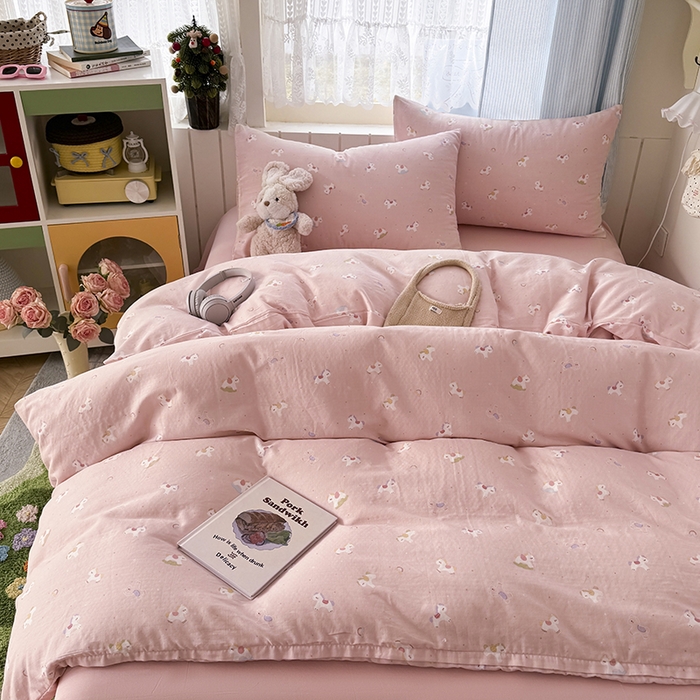 91家纺网 家纺一手货源 找家纺 爱思佳 2026新款全棉纯棉双层纱基款系列四件套 小白马