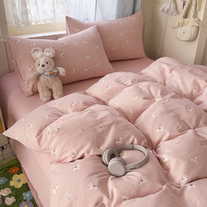 91家纺网 家纺一手货源 找家纺 爱思佳 2026新款全棉纯棉双层纱基款系列四件套 小白马