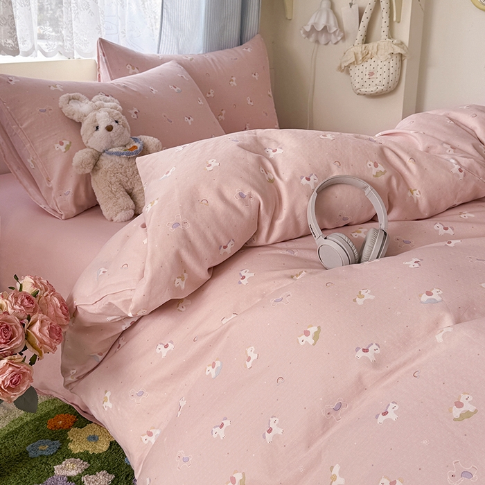 91家纺网 家纺一手货源 找家纺 爱思佳 2026新款全棉纯棉双层纱基款系列四件套 小白马