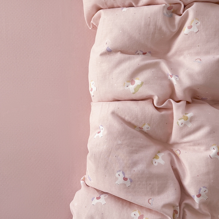 91家纺网 家纺一手货源 找家纺 爱思佳 2026新款全棉纯棉双层纱基款系列四件套 小白马