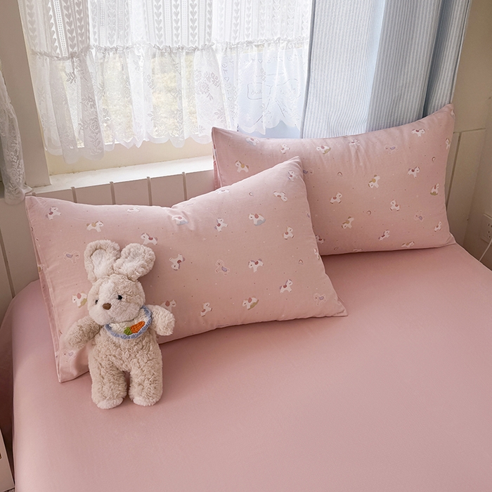 91家纺网 家纺一手货源 找家纺 爱思佳 2026新款全棉纯棉双层纱基款系列四件套 小白马