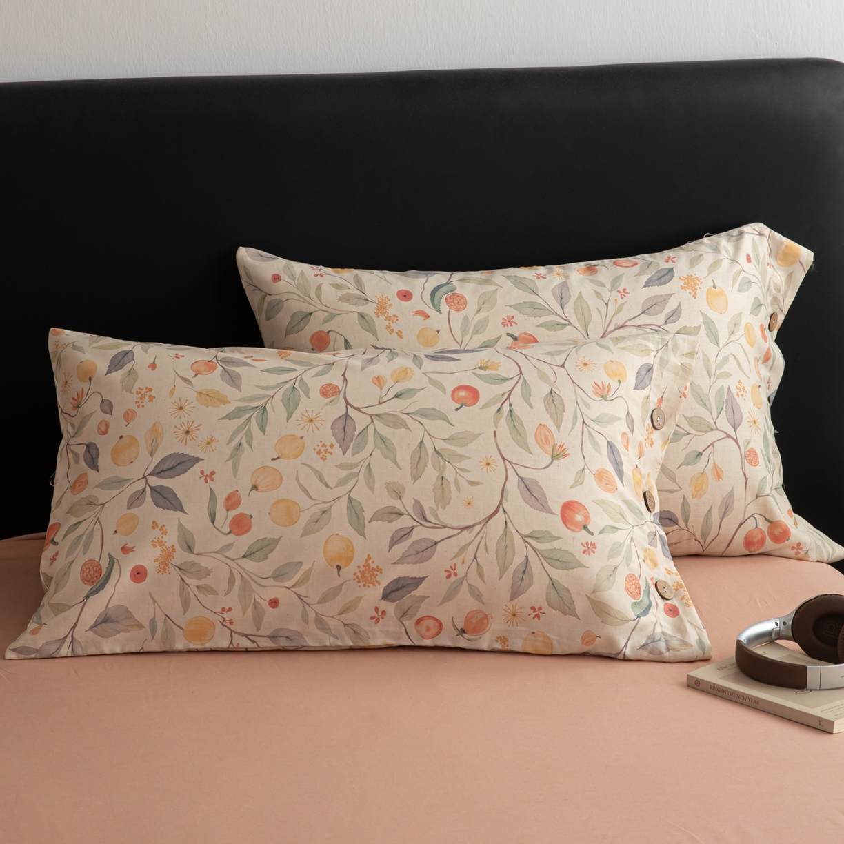 91家纺网 家纺一手货源 找家纺 女子家纺 2026新款棉麻纽扣款四件套 果韵满枝