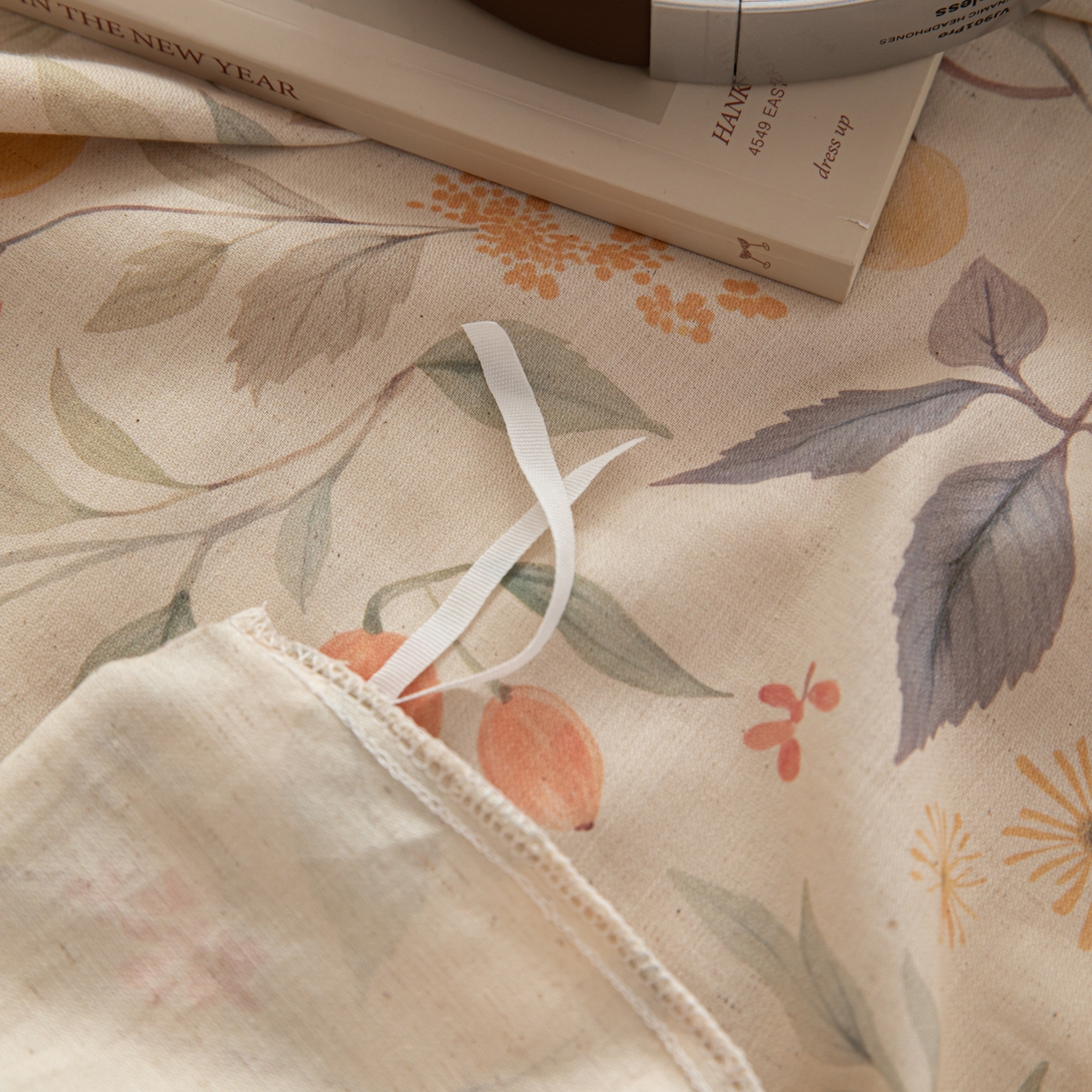 91家纺网 家纺一手货源 找家纺 女子家纺 2026新款棉麻纽扣款四件套 果韵满枝