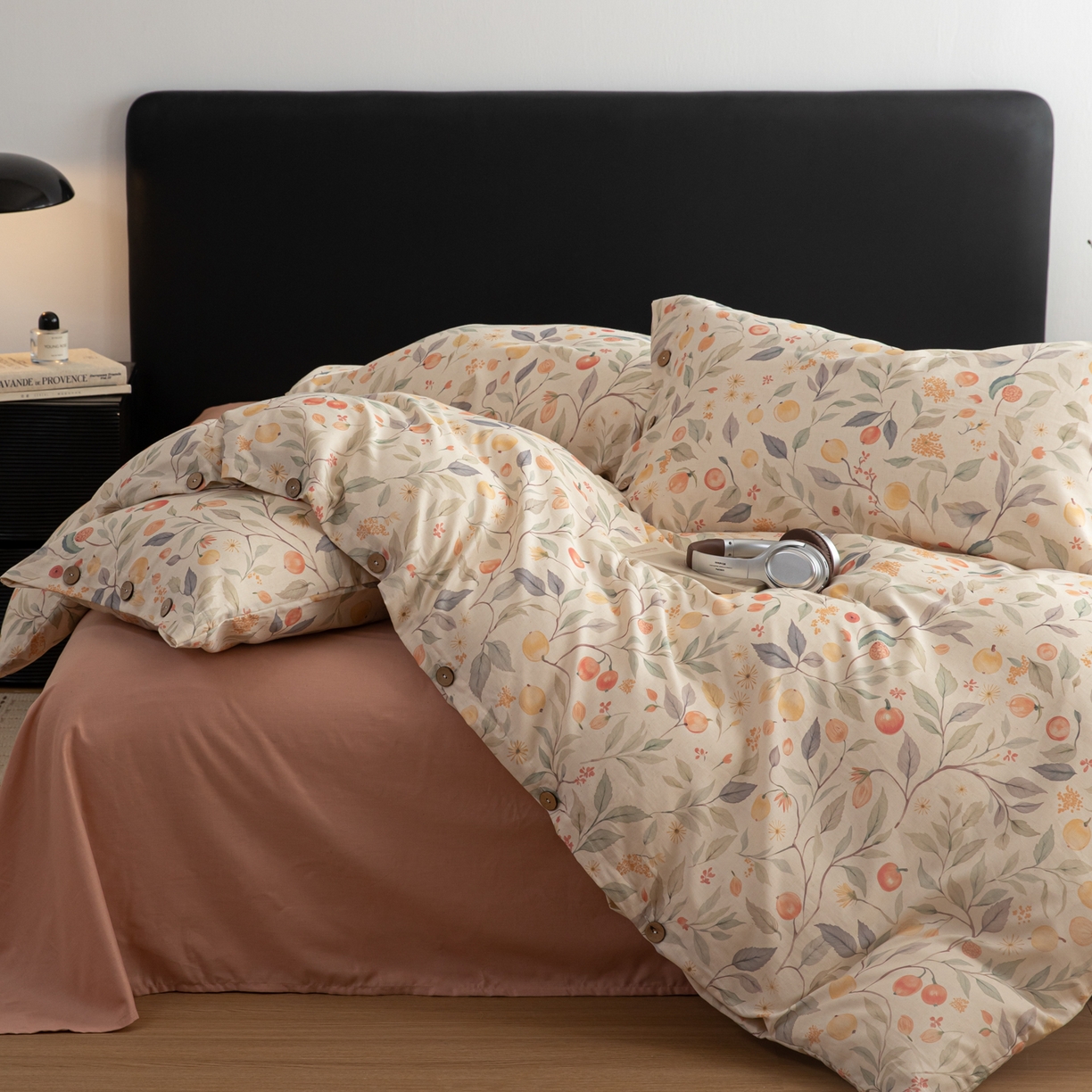 91家纺网 家纺一手货源 找家纺 女子家纺 2026新款棉麻纽扣款四件套 果韵满枝