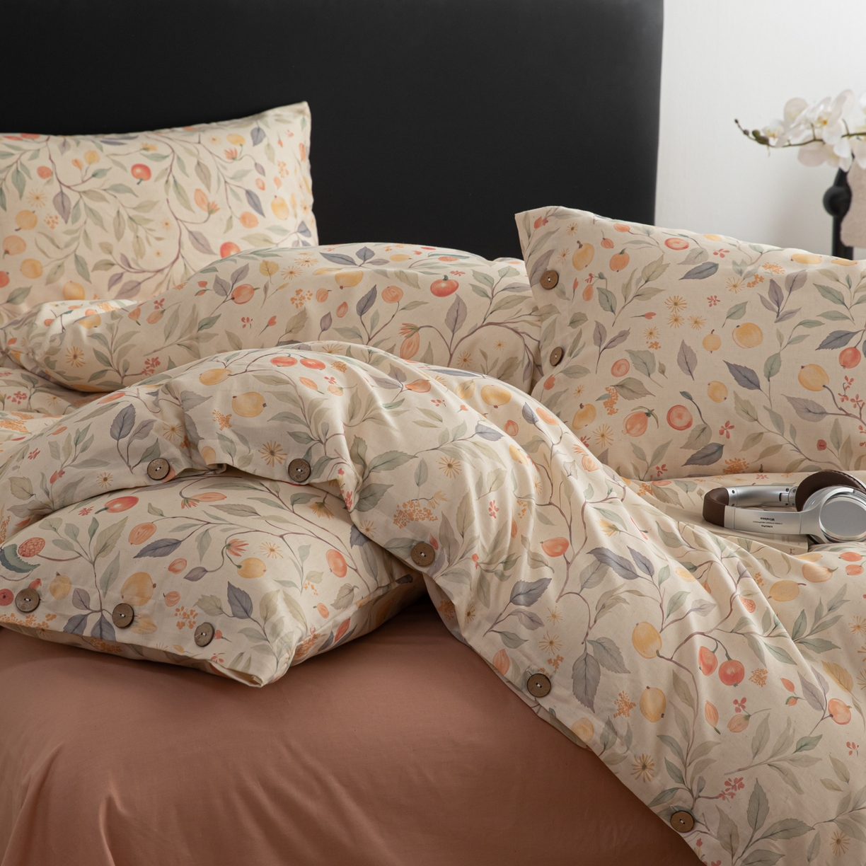 91家纺网 家纺一手货源 找家纺 女子家纺 2026新款棉麻纽扣款四件套 果韵满枝