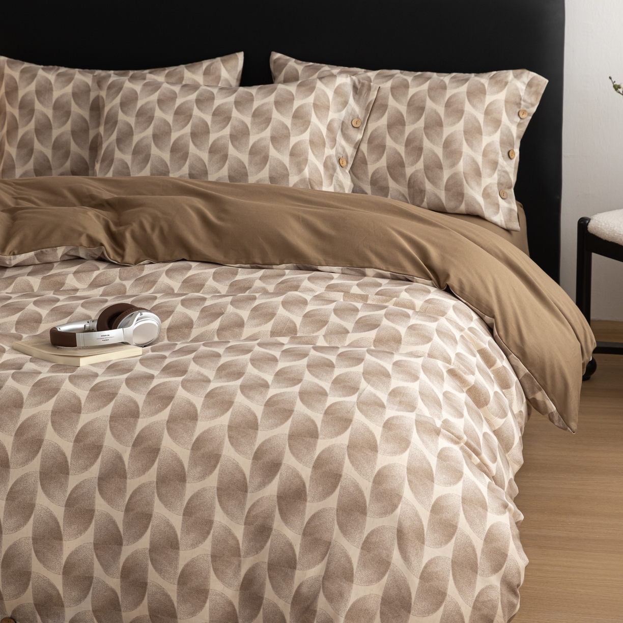 91家纺网 家纺一手货源 找家纺 女子家纺 2026新款棉麻纽扣款四件套 焦糖菱纹