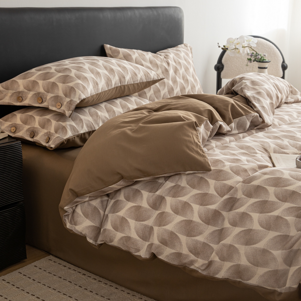 91家纺网 家纺一手货源 找家纺 女子家纺 2026新款棉麻纽扣款四件套 焦糖菱纹