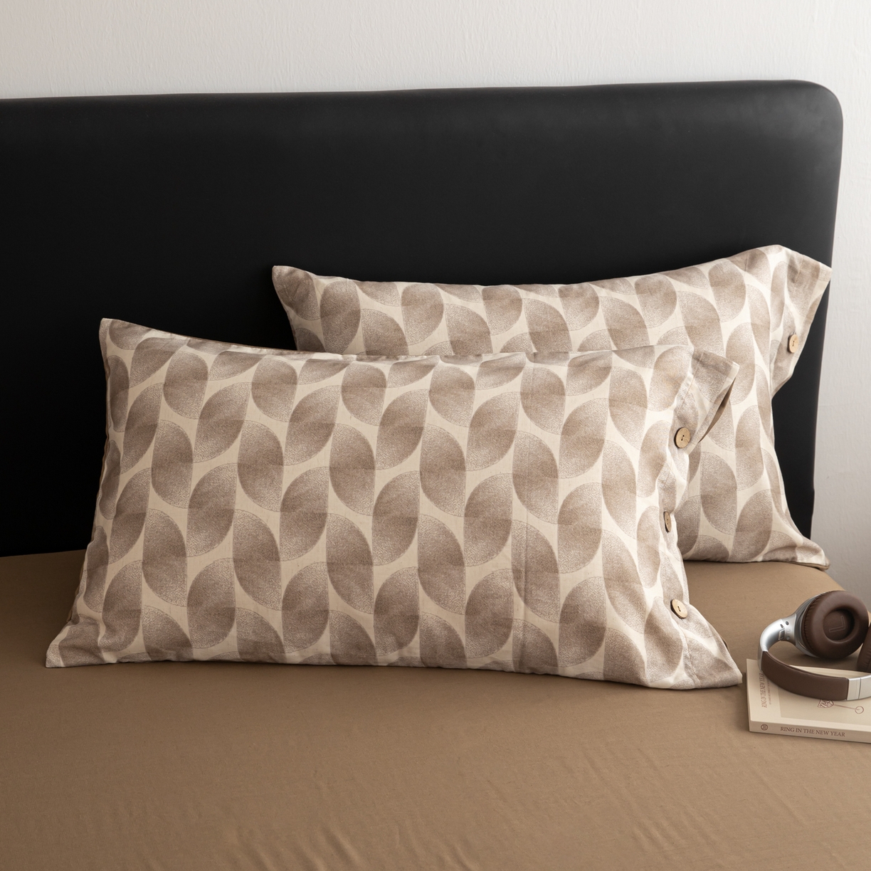 91家纺网 家纺一手货源 找家纺 女子家纺 2026新款棉麻纽扣款四件套 焦糖菱纹