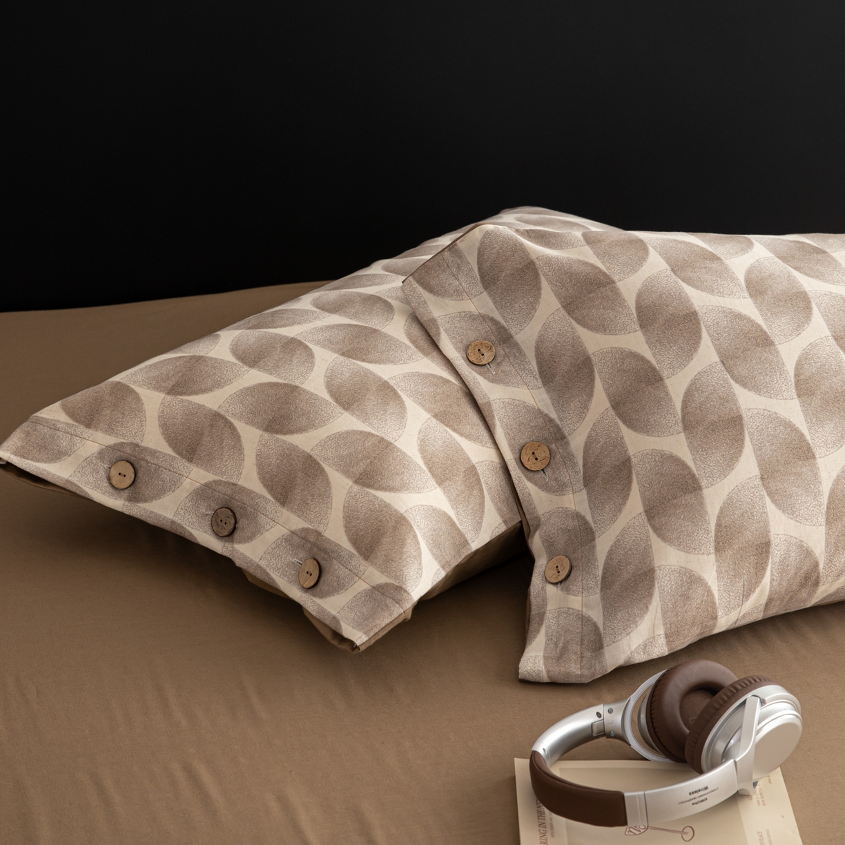 91家纺网 家纺一手货源 找家纺 女子家纺 2026新款棉麻纽扣款四件套 焦糖菱纹