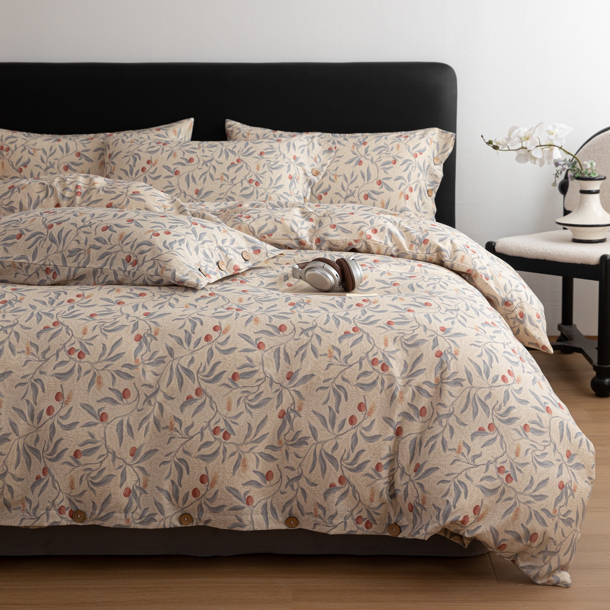 91家纺网 家纺一手货源 找家纺 女子家纺 2026新款棉麻纽扣款四件套 蓝叶红果