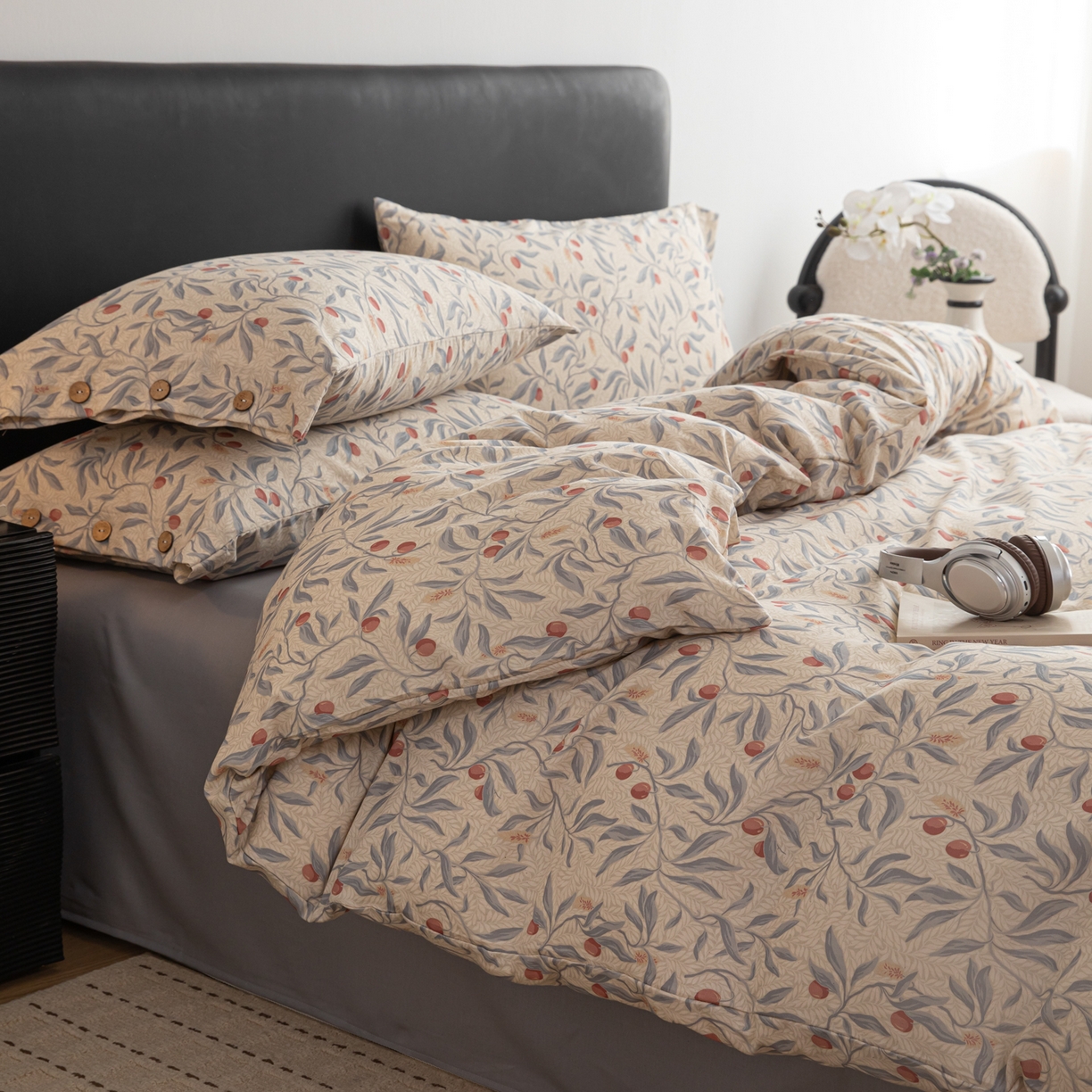 91家纺网 家纺一手货源 找家纺 女子家纺 2026新款棉麻纽扣款四件套 蓝叶红果