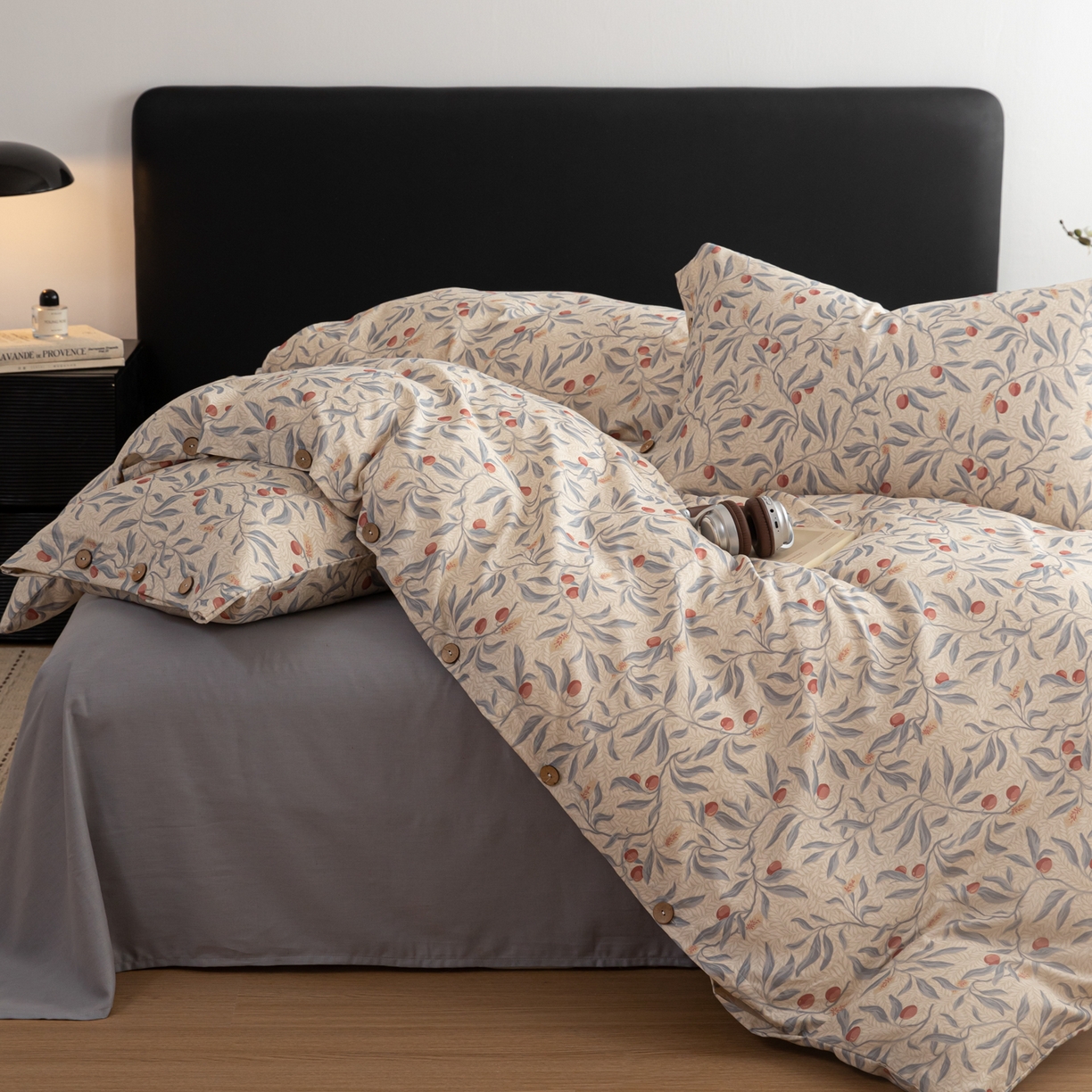 91家纺网 家纺一手货源 找家纺 女子家纺 2026新款棉麻纽扣款四件套 蓝叶红果