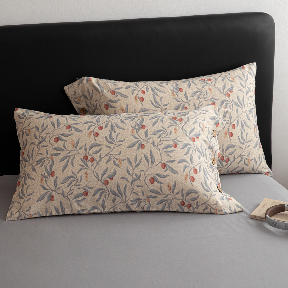 91家纺网 家纺一手货源 找家纺 女子家纺 2026新款棉麻纽扣款四件套 蓝叶红果