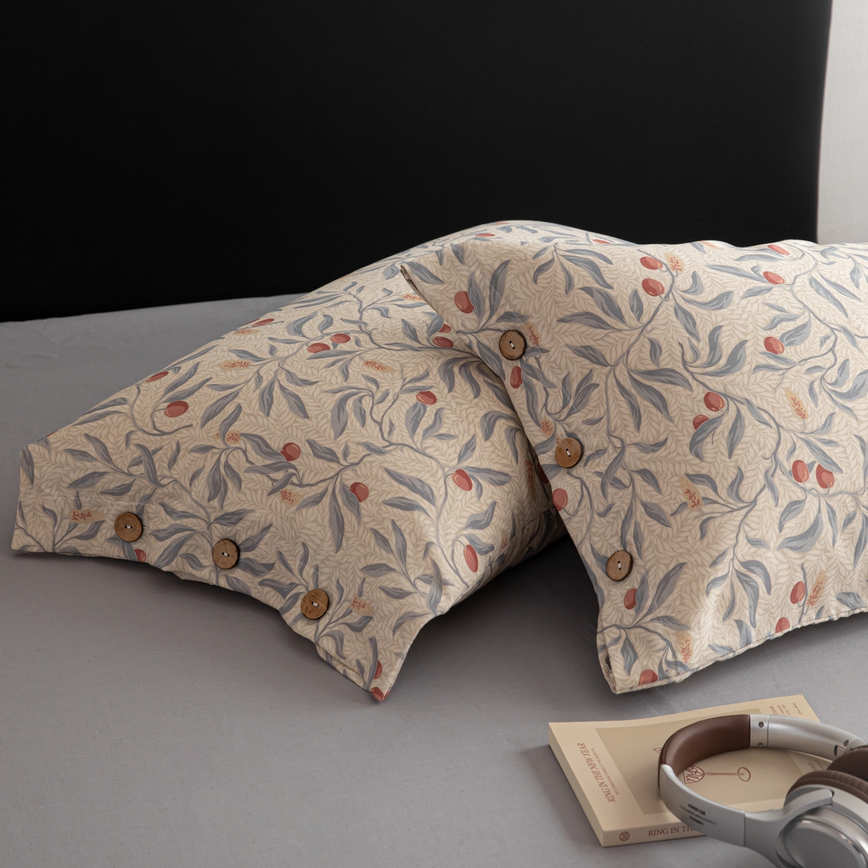 91家纺网 家纺一手货源 找家纺 女子家纺 2026新款棉麻纽扣款四件套 蓝叶红果