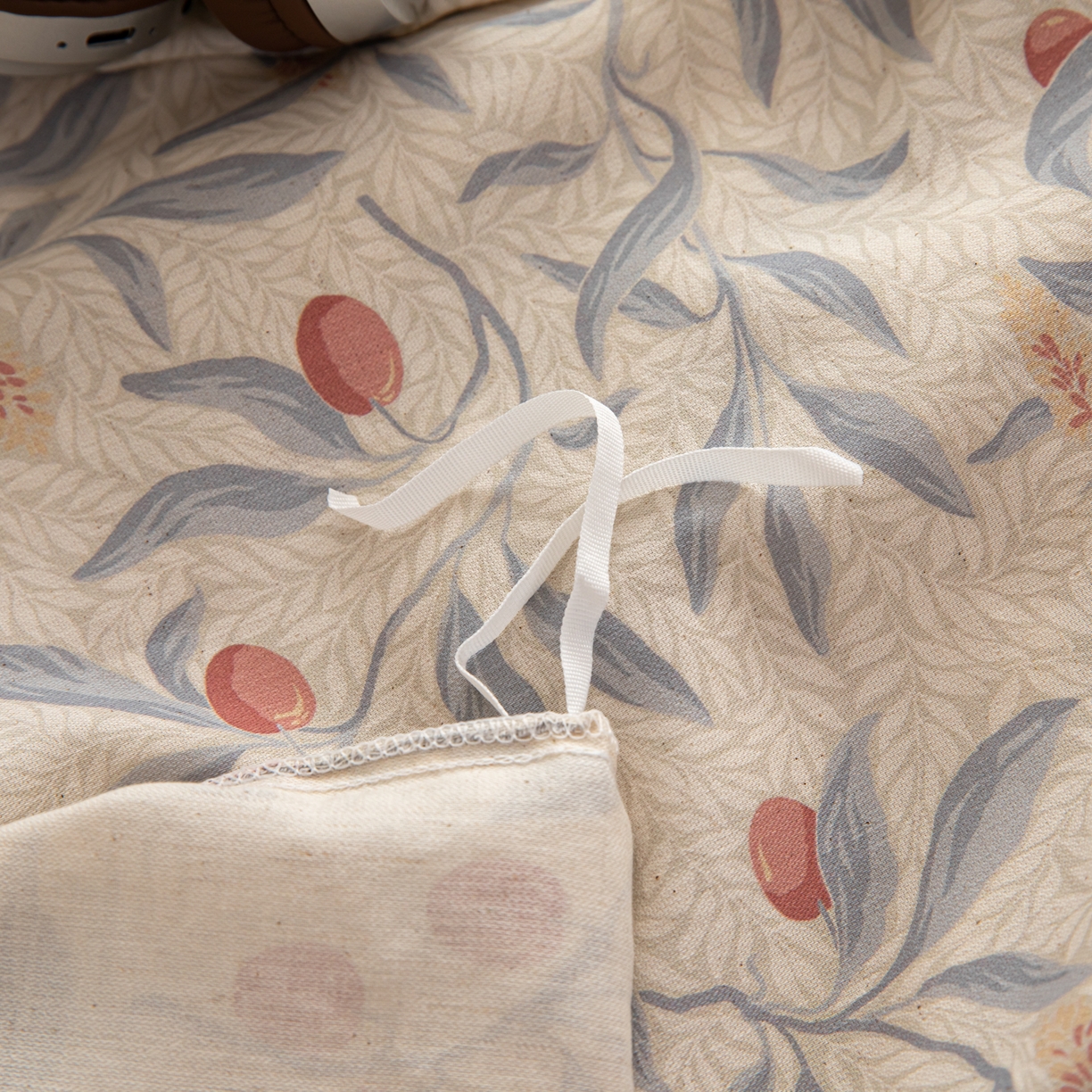 91家纺网 家纺一手货源 找家纺 女子家纺 2026新款棉麻纽扣款四件套 蓝叶红果