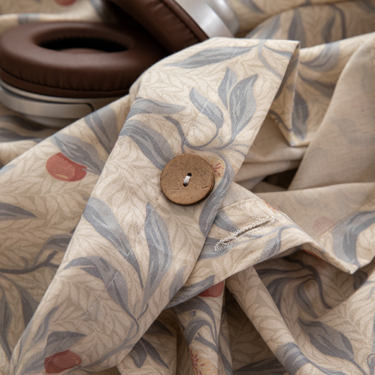 91家纺网 家纺一手货源 找家纺 女子家纺 2026新款棉麻纽扣款四件套 蓝叶红果