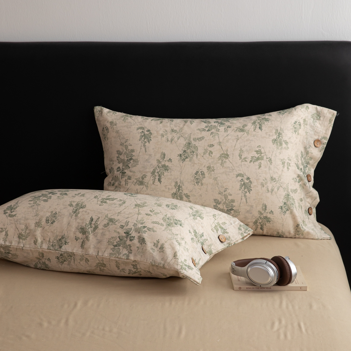 91家纺网 家纺一手货源 找家纺 女子家纺 2026新款棉麻纽扣款四件套 青藤蔓叶