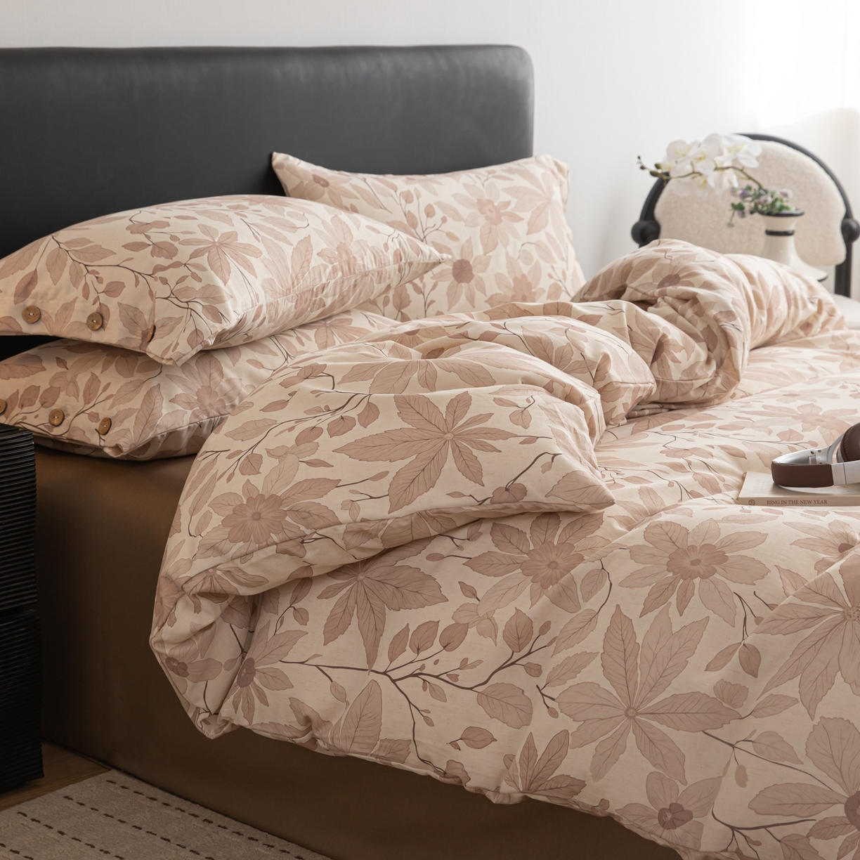 91家纺网 家纺一手货源 找家纺 女子家纺 2026新款棉麻纽扣款四件套 秋杏叶咖