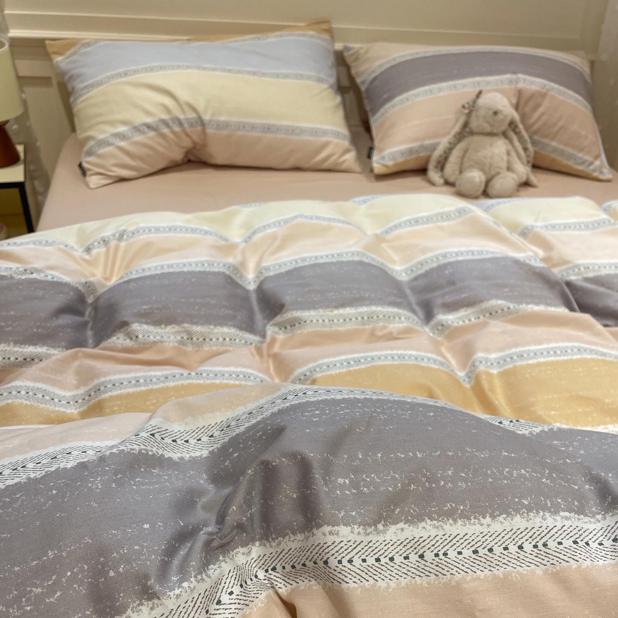 91家纺网 家纺一手货源 找家纺 涵宸家纺 2026新款全棉印花四件套-良品-场景一 卡曼