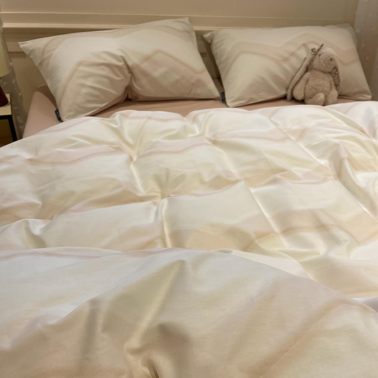 91家纺网 家纺一手货源 找家纺 涵宸家纺 2026新款全棉印花四件套-良品-场景一 摩卡