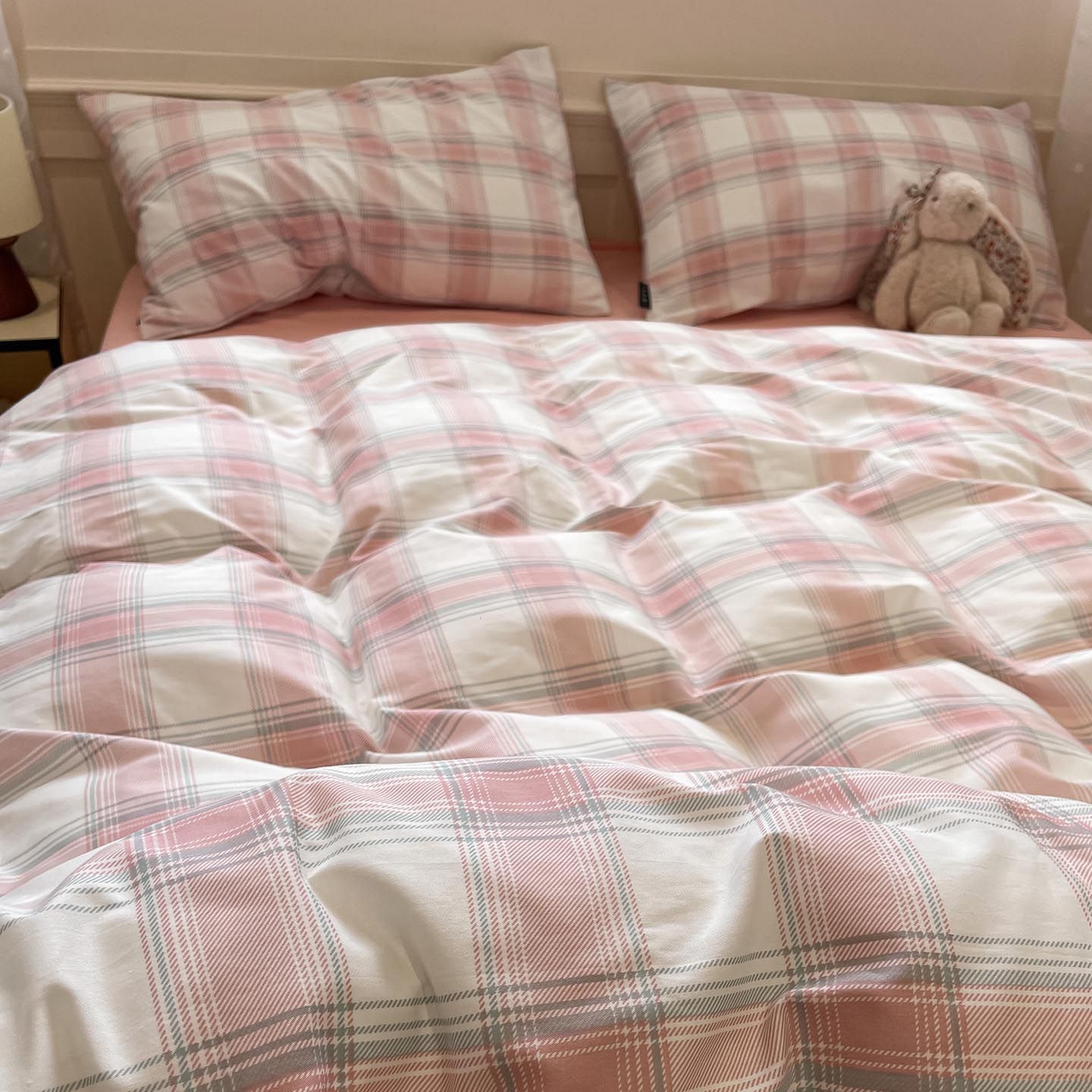 91家纺网 家纺一手货源 找家纺 涵宸家纺 2026新款全棉印花四件套-良品-场景一 莫妮粉