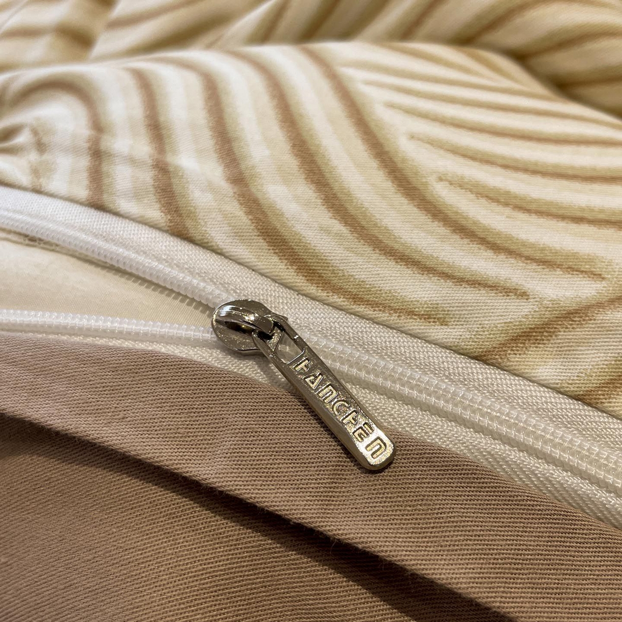 91家纺网 家纺一手货源 找家纺 涵宸家纺 2026新款全棉印花四件套-良品-场景一 浅忆