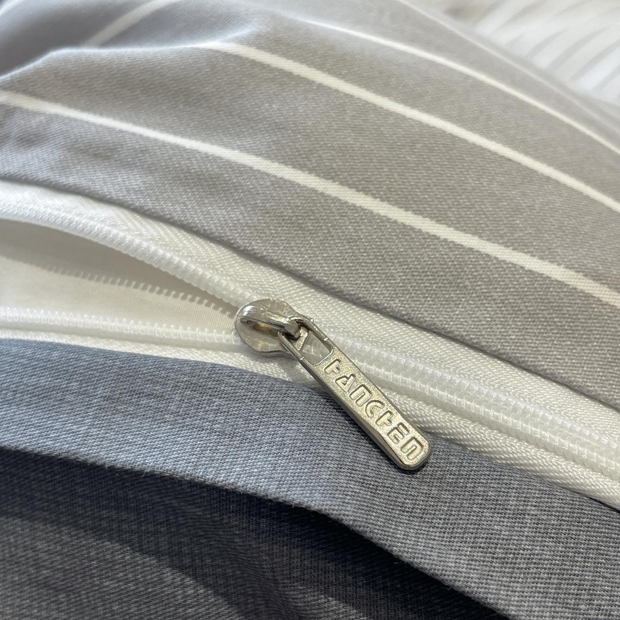 91家纺网 家纺一手货源 找家纺 涵宸家纺 2026新款全棉印花四件套-良品-场景一 英伦-浅灰