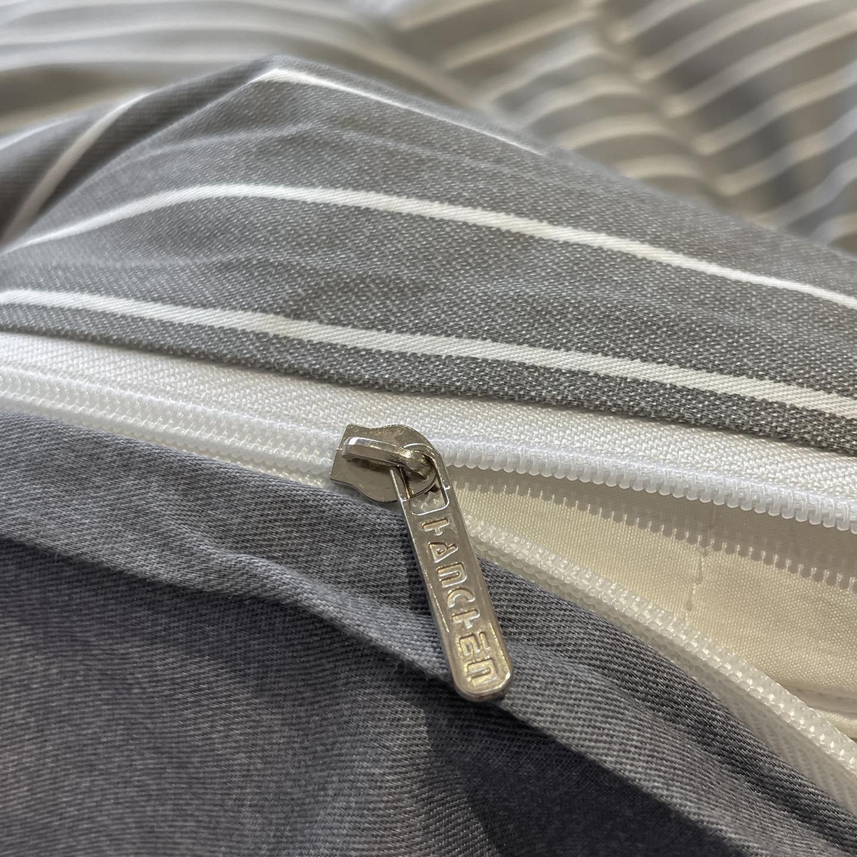 91家纺网 家纺一手货源 找家纺 涵宸家纺 2026新款全棉印花四件套-良品-场景一 英伦-深灰