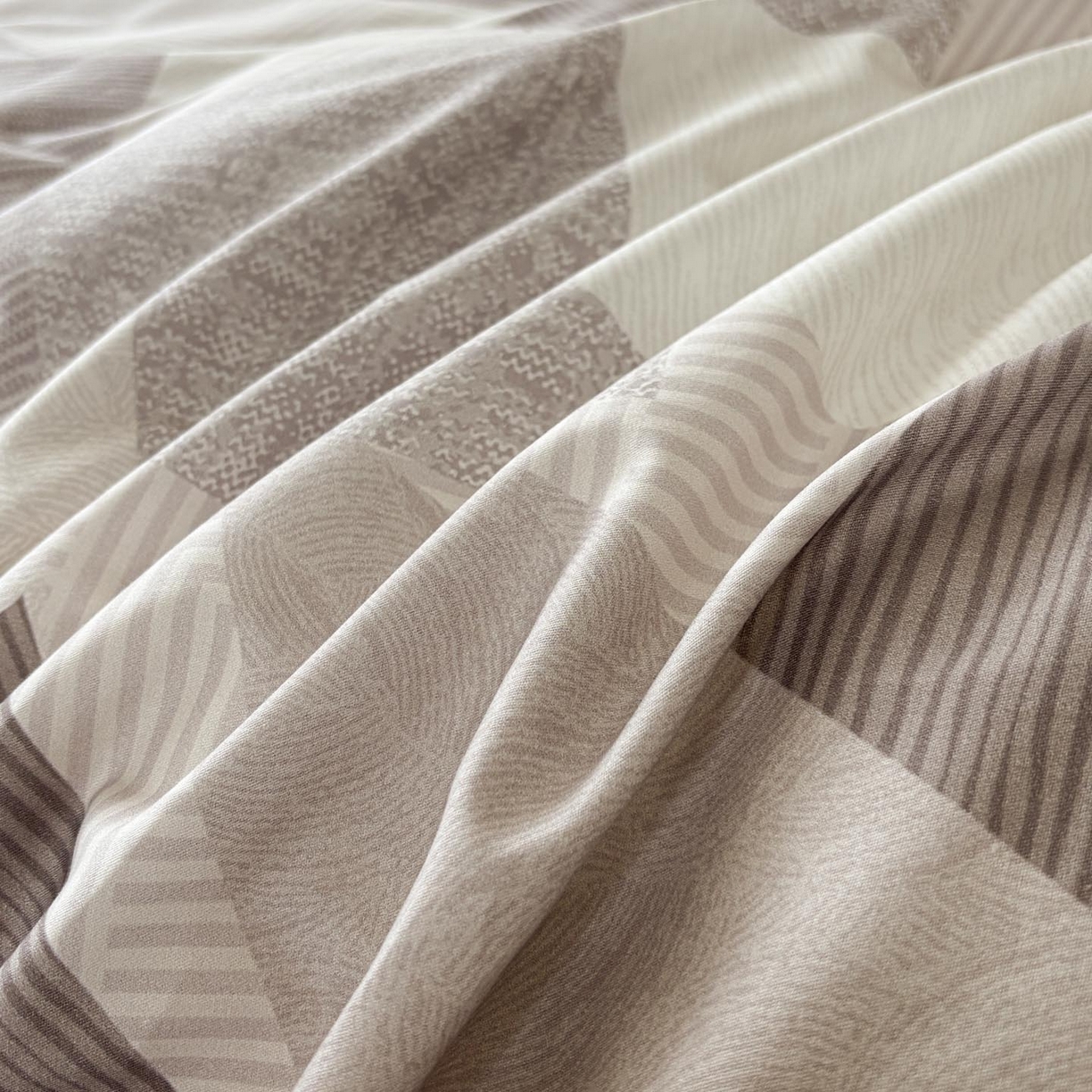 91家纺网 家纺一手货源 找家纺 涵宸家纺 2026新款全棉印花四件套-良品-场景二 几何幻境