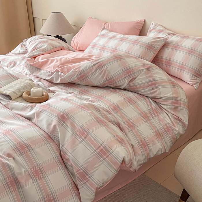 91家纺网 家纺一手货源 找家纺 涵宸家纺 2026新款全棉印花四件套-良品-场景二 莫妮粉