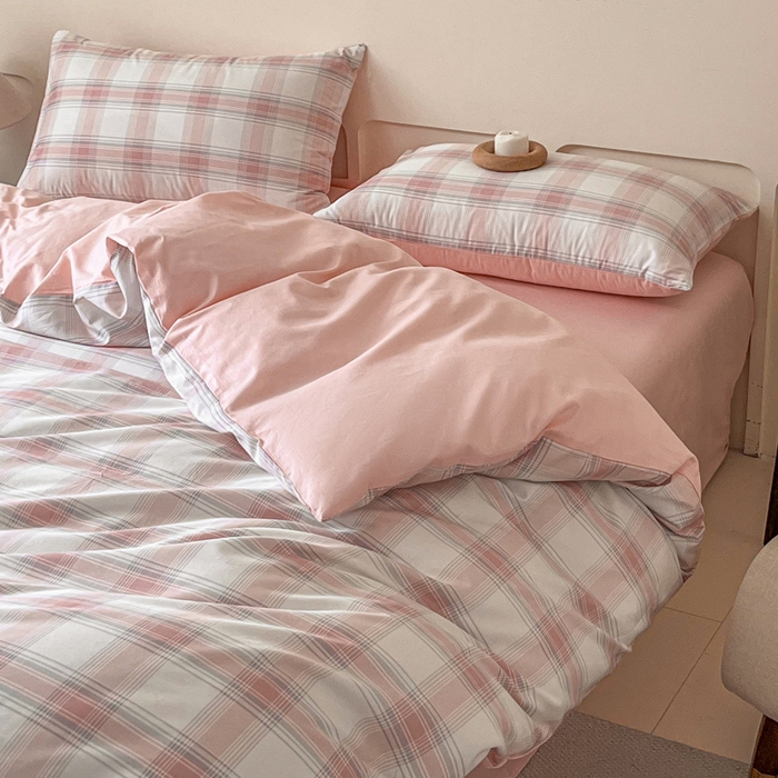 91家纺网 家纺一手货源 找家纺 涵宸家纺 2026新款全棉印花四件套-良品-场景二 莫妮粉